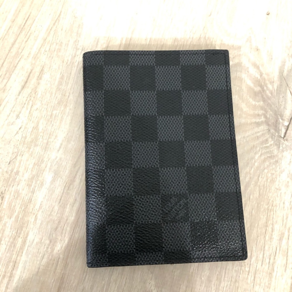 Luis Vuitton passport cover Damier graphite